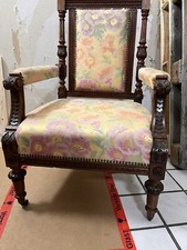 vecchia poltrona con braccioli