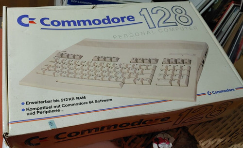 Commodore 128 bit classic - commodore,