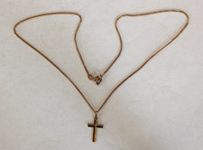 Belle croix pendentif en or 750 °/°° avec sa chaîne en plaqué or.