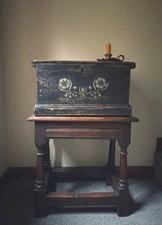 Un piccolo baule baule in pino