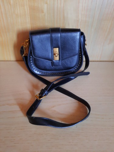Borsa nera con dettagli oro