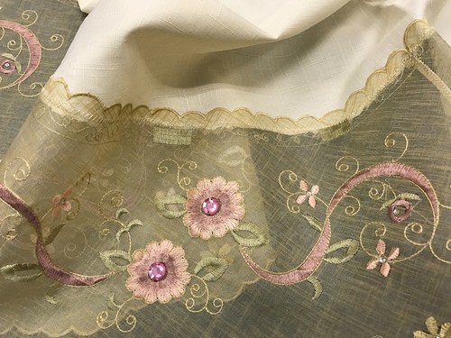 Tovaglia ricamata pietre rosa