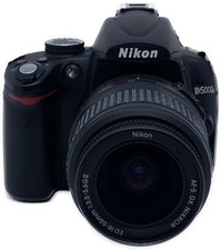 Nikon D5000 con obiettivo AF-S