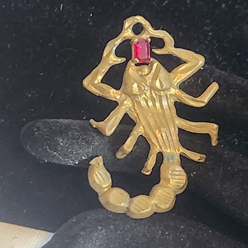 Ciondolo scorpione tono bronzo