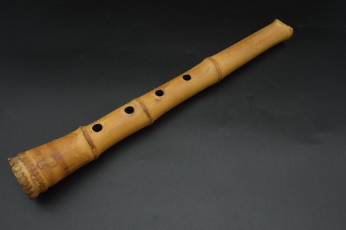 Antico strumento flauto - a,