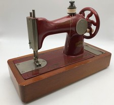 Macchina da cucire giocattolo vintage URSS anni 60