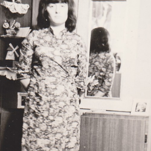 Giovane donna abito - in,