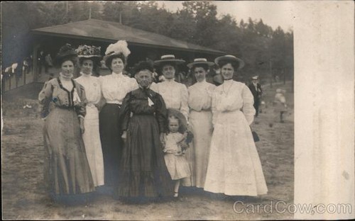 Donne riunite intorno - , alla