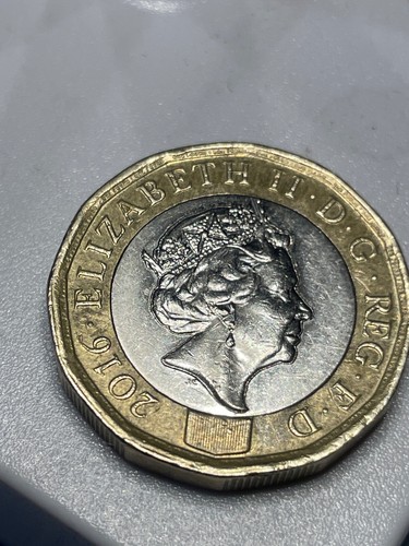 One pound 2016 - errori, conio