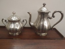 Teiera e zuccheriera in