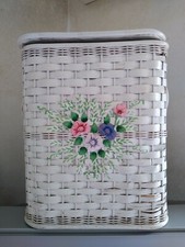 White wicker flower laundry - white,