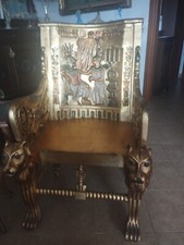 Coppia di sedie stile egiziano intagliate a mano - legno dorato, pezzi unici descrizione