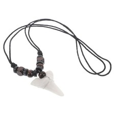  Collana con denti di squalo