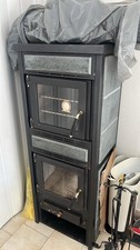 stufa a legna, usata con forno, perfettamente funzionante.