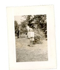 Ragazza che tiene fisarmonica