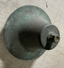 Campana in bronzo per navi nautiche vintage. Clapper vecchio stile. 6". Bella patina. Alto 4".