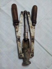 Antica tappatrice per tappi in