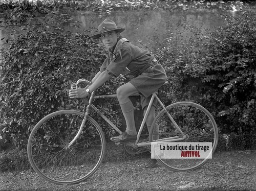 Jeune scout bicicletta - scout, a
