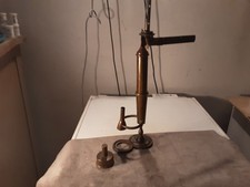 CREDO SIA UNA PARTE DI UN ANTICO DISTILLATORE CON IL BRUCIATORE E IL NUMERO DI M