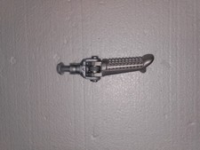 Reposapiés delantero derecho