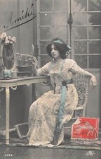 CP FEMME ELEGANTE AVEC MIROIR ASSISE A COIFFEUSE