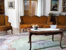 Set da salotto completo: divano, due poltrone e tavolino.