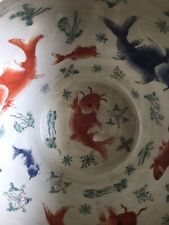 Vaso in porcellana cinese con pesci e decorazioni floreali.