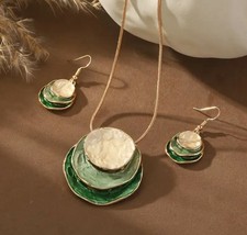 ???COLLANA DONNA + ORECCHINI SMALTI VERDI E ACCIAIO DORATO. STUPENDA PARURE?