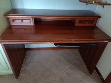 scrivania con cassetti