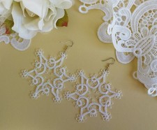 Orecchini pendenti con fiocco di neve in pizzo chiacchierino- Fatto a mano-