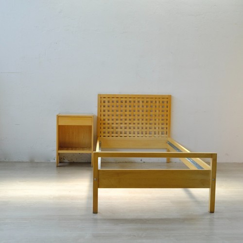Letto singolo con comodino