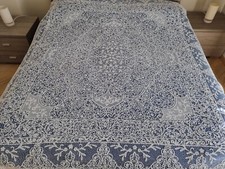 Maestoso copriletto in Cantù  completamente ricamato a mano 2.45x2.35cm