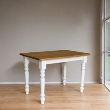 Tavolo in legno di pino con