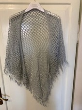 Scialle uncinetto fatto a mano, grigio, modello triangolare.