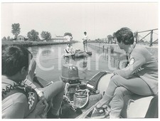 1970 ca MILANO Motoscafo e zattera sul Naviglio Grande verso ABBIATEGRASSO Foto