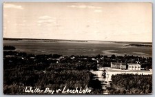 Leech Lake Minnesota ~ vista aerea Walker Bay ~ edificio scolastico moderno ~ RPPC anni '40