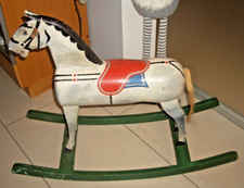 vecchio cavallo a dondolo per