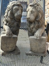 2 vecchi leoni di pietra