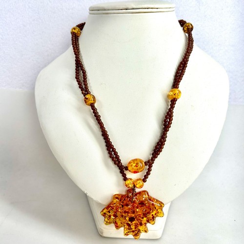 Collana con ciondolo foglia