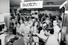 Foto vintage Milano, pubblico , presentazione Swatch, 24x18 cm