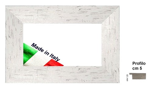 Cornice bianca con riflessi