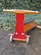 Antico triciclo giocattolo in legno