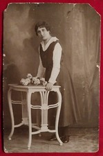 CARTOLINA DONNA CON VESTITI DEL' EPOCA ANNI 30 C.   ( F 9 )