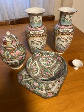 Gruppo Vasi giapponesi Kutani decoro floreale e bordi oro.