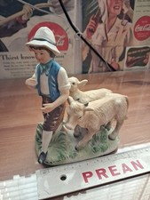 STATUINA DI PORCELLANA CONTADINELLO CON MUCCHE TIPO CAPODIMONTE MA NO  MARCHIO