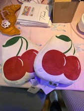 Cuscini in ciliegio nuovi con