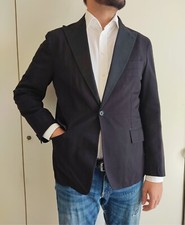 Tagliatore giacca monopetto modello a un bottone e rever a lancia