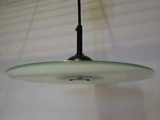 Una lampada a sospensione UFO