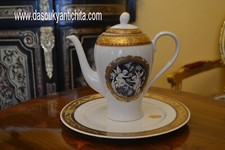 Caffettiera con piatto in