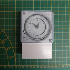 Interruttore orario  con cavalieri giornaliero da pannello/parete MaxiRex T 